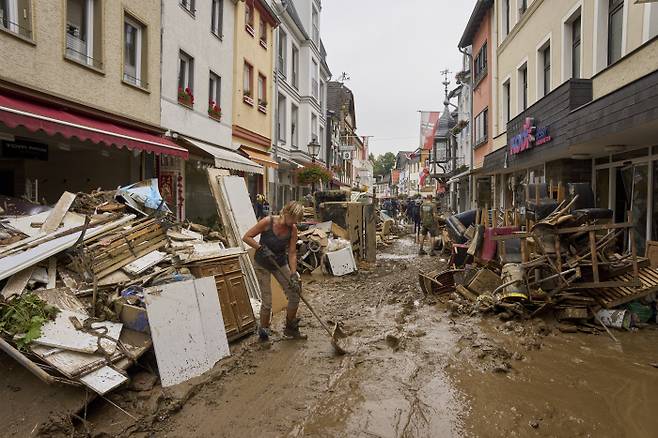 독일 서부 라인란트팔츠주 아르바일러 주민들이 지난 17일(현지시간) 홍수로 인해 휩쓸려 나온 잔해물을 치우고 있다. 아르바일러|AP연합뉴스