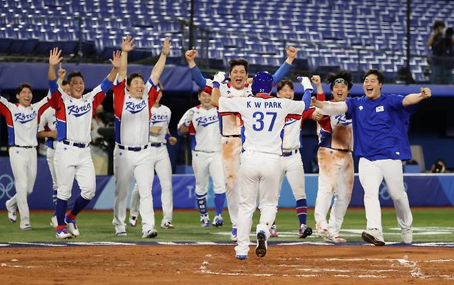 환호 한국 야구 대표팀 선수들이 29일 일본 요코하마 스타디움에서 열린 2020 도쿄 올림픽 야구 B조 조별리그 1차전 이스라엘과의 경기에서 연장 10회 6-5의 승리를 결정짓는 끝내기 주자 박건우(가운데)를 보며 환호하고 있다. 요코하마 | 연합뉴스