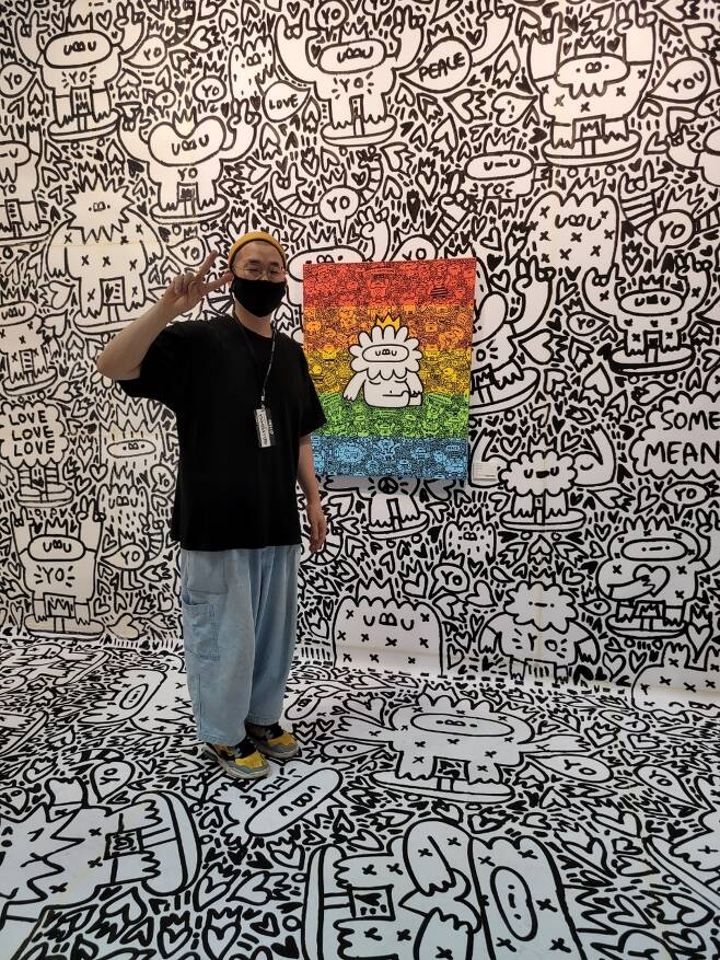 Doodle artist Yoyojin poses in front of his work at 2021 Urban Break (Park Yuna/The Korea Herald)