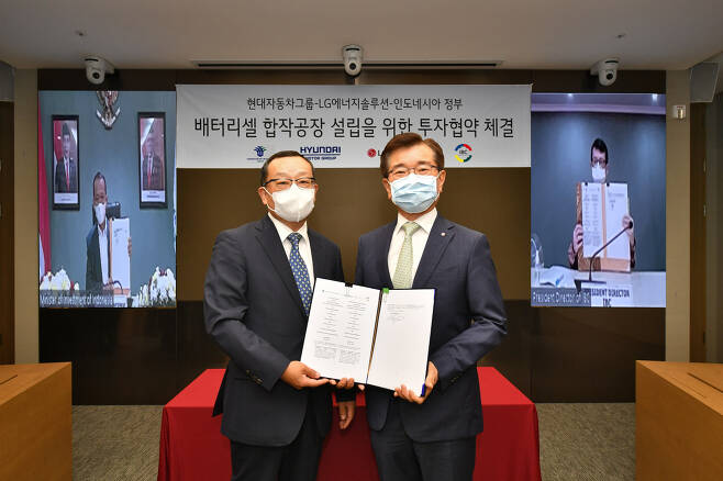 Hyundai Mobis President and CEO Cho Sung-hwan (left) and LG Energy Solution President and CEO Kim Jong-hyun pose at a signing ceremony at LG’s headquarters in Seoul, on Wednesday. (Hyundai Motor Group)
