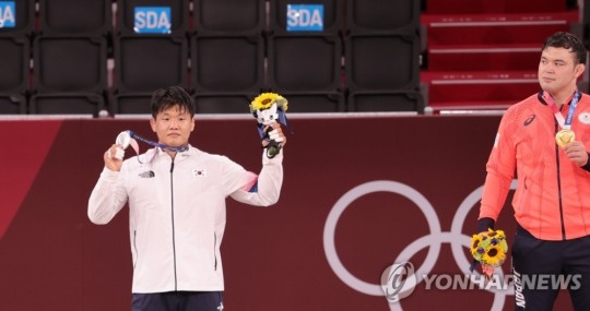 (도쿄=연합뉴스) 29일 일본 도쿄 무도관에서 열린 도쿄올림픽 유도 남자 -100kg급 결승 경기에서 은메달을 딴 한국 조구함이 시상대에서 메달을 들어 보이고 있다.