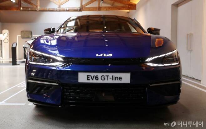 지난 2일 오전 서울 성동구 코사이어티에 기아자동차의 첫 전용 전기차 EV시리즈 'The KIA EV6, EV6 GT line'이 전시되어 있다. /사진=김휘선 기자 hwijpg@