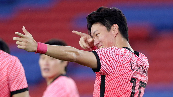 한국 올림픽 축구대표팀이 온두라스와의 남자 축구 B조 조별라운드 3차전에서 6-0 대승을 거두며 8강에 진출했다. 사진은 이날 해트트릭을 기록한 황의조. /사진=로이터