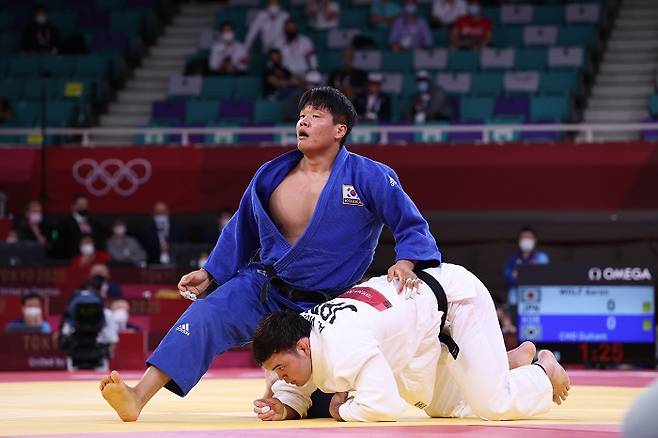 조구함(왼쪽)이 29일 일본 도쿄 부도칸에서 열린 울프 아론(일본)과의 2020도쿄올림픽 남자 100㎏급 결승전에서 패해 은메달을 차지했다. /사진=뉴스1