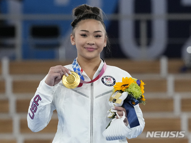 [도쿄=AP/뉴시스] 미국의 수니사 리가 29일 여자 기계체조 개인종합에서 우승해 금메달을 목을 건 뒤 자랑삼이 내보이고 있다