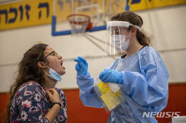 [빈야미나(이스라엘)=AP/뉴시스]이스라엘 빈야미나 한 농구장에서 의료진이 코로나19 감염 검사를 하고 있다. 2021.07.02.photo@newsis.com