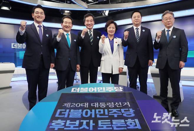 왼쪽부터 더불어민주당 박용진, 정세균, 이낙연, 추미애, 김두관, 이재명 대선 예비 후보가 28일 서울 중구 매경미디어센터 MBN스튜디오에서 열린 본경선 1차 TV토론회를 앞두고 기념촬영을 하고 있다. 국회사진취재단