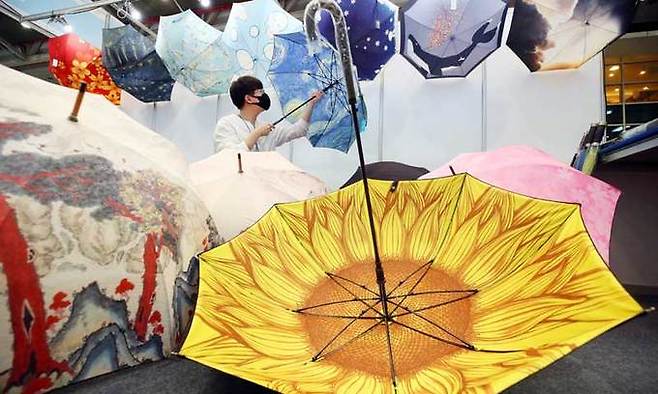 2021 대한민국 국제쿨산업전에서 우산을 겸할 수 있는 화려한 양산들이 눈길을 끌고 있다. 대구=연합뉴스