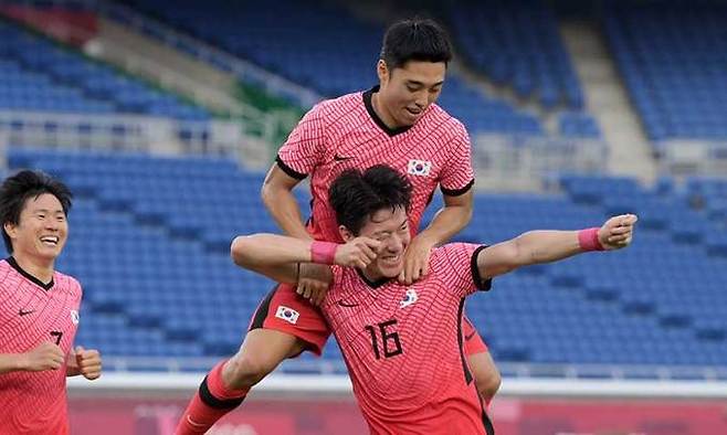 한국 축구대표팀 황의조(16번)가 28일 일본 요코하마의 요코하마 국제경기장에서 열린 온두라스와 도쿄올림픽 조별리그 B조 3차전에서 해트트릭을 완성한 뒤 양궁 세리머니를 하고 있다. 요코하마=올림픽사진공동취재단