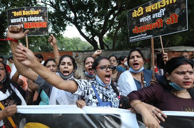 지난해 10월 1일(현지시간) 인도 뉴델리 델리대학교 캠퍼스 앞에서 불가촉천민 집단 성폭행 사망 사건 관련 시위가 벌어졌다./사진=AFP
