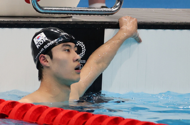 황선우가 29일 오전 일본 도쿄 아쿠아틱스 센터에서 수영 남자 100m 자유형 결승전 후 기록을 확인하고 있다. /연합뉴스