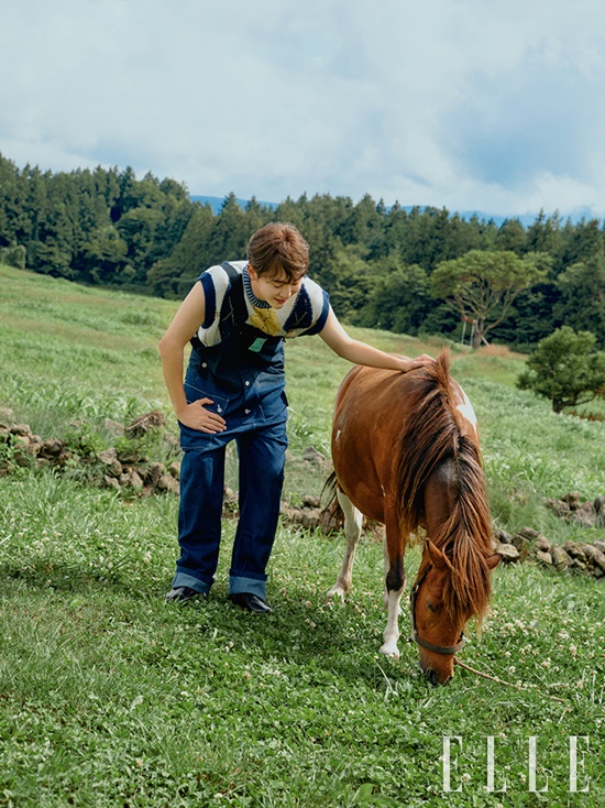 A fashion picture set in the background of Boo Seungkwans hometown of Jeju Island was unveiled on the 29th.Boo Seungkwan, who reminisced his childhood memories with the pony of Jeju Island, a vast grassland, is the back door that he could not hide Smile throughout the filming.Boo Seungkwan, who conducted his first solo picture in June, gathered hot topics at the time and took another photo shoot.Boo Seungkwans favorites in the video attracted a lot of attention, and once again, they were going to carry out fashion pictures and video contents.Boo Seungkwan Lisao, a YouTube content part with a photo shoot, is a sequel to the topic Boo Seungkwan and a content that answers the beauty worries left by fans.You can get a glimpse of Boo Seungkwans extraordinary self-management know-how.In the video, Boo Seungkwan said, I am new to take pictures and introduce them with my favorite products. I will work harder in the future.On the other hand, Boo Seungkwans picture, which emits a refreshing Boy beauty in the background of Jeju Island, will be released on August 30th, and the Boo Seungkwan Lisa YouTube video will be released on August 4th.Photo: Elle