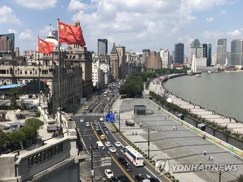 중국의 경제중심지 상하이의 랜드마크 와이탄에 휘날리는 오성홍기 [촬영 차대운]