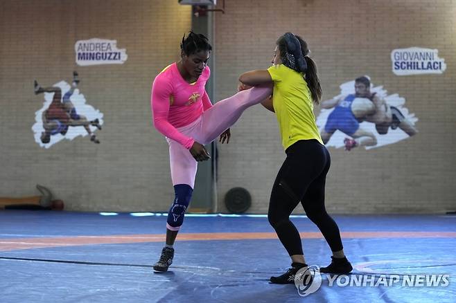 기니 여자 레슬링 선수 파투마타 야리 카마라의 훈련 모습 [AP=연합뉴스]