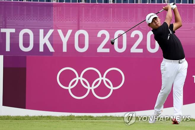 김시우 '신중한 티샷' (도쿄=연합뉴스) 손형주 기자 = 김시우가 29일 일본 가스미가세키 컨트리클럽에서 열린 2020 도쿄올림픽 남자 골프 1라운드 1번홀에서 티샷을 하고 있다. 2021.7.29 handbrother@yna.co.kr