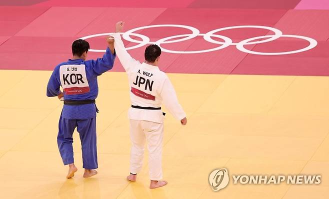 [올림픽] 상대 손 들어주는 조구함 (도쿄=연합뉴스) 류영석 기자 = 29일 일본 도쿄 무도관에서 열린 도쿄올림픽 유도 남자 -100kg급 결승 경기에서 한국 조구함이 일본 에런 울프에 패한 뒤 손을 들어주고 있다. 2021.7.29 ondol@yna.co.kr