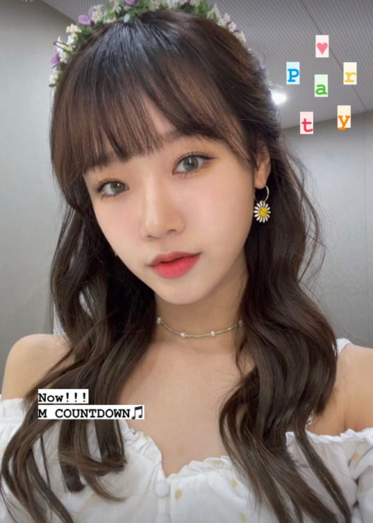 Group Weki Meki member Choi Yoo-jung told me about his lovely routine.Choi Yoo-jung posted a picture on his Instagram on the 29th with Party Now!!! M COUNTDOWN.In the public photos, Choi Yoo-jung is wearing a pure white costume and leaving a selfie.On the other hand, Choi Yoo-jung joined iHQ with Kim Shin-young, actor Yui and Singer Sunny in his own production entertainment program Spy Sea Girls.Photo: Choi Yoo-jung SNS