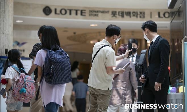 QR인증 후 백화점 들어서는 시민들/사진=이명근 기자 qwe123@