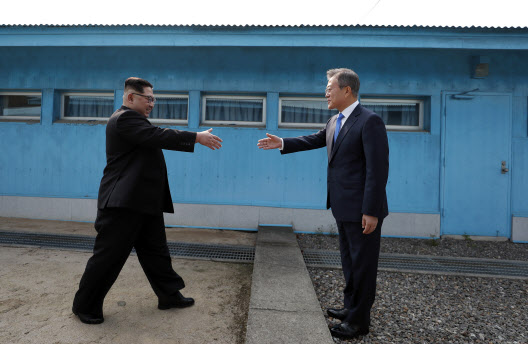 문재인 대통령과 김정은 국무위원장이 2018년 4월 27일 판문점 군사분계선에서 인사를 나누고 있는 모습(사진=한국공동사진기자단).