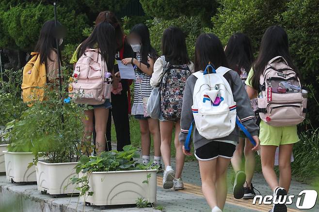 지난 7일 서울 시내의 한 초등학교에서 학생들이 등교하고 있다./뉴스1 © News1 성동훈 기자