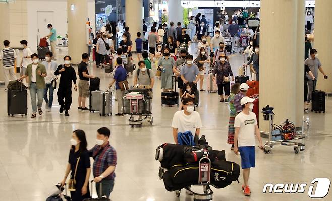 제주국제공항이 관광객으로 붐비고 있다.. 2021.7.11 /뉴스1 © News1 홍수영 기자