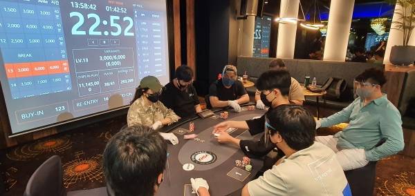 홀덤 스포츠가 마인드스포츠로 인정 받기 위해 노력 중이다. 국내 최초 홀덤 대회 TV 생중계로 전파된다. 30일 개막하는 '홀덤은 스포츠다' 토너먼트 대회에서 첫선을 보인다. 홀덤 대회에서 선수들이 경기에 집중하는 모습이다. 사진｜KMGM 제공