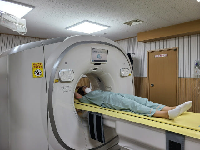코어라인소프트의 인공지능 CT 분석 솔루션을 사용해보기 위해 먼저 CT 촬영 중인 기자 모습.