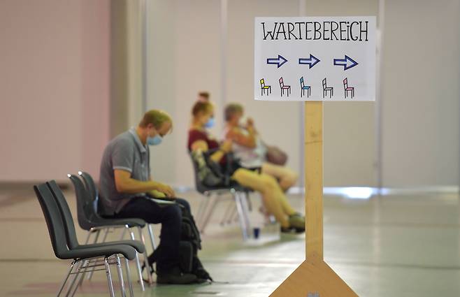 29일(현지 시각) 독일 드레스덴의 백신 접종 센터에서 코로나19 백신을 맞은 사람들이 휴식을 취하고 있다. /로이터 연합뉴스
