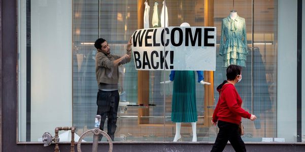 미국 로스앤젤레스(LA)의 한 쇼핑몰 직원이 코로나 사태 이후 영업 재개를 앞두고 매장을 재정비하고 있다. 창문에는 '돌아온 것을 환영한다(Welcome back)'고 쓴 종이를 붙였다./로이터 연합뉴스
