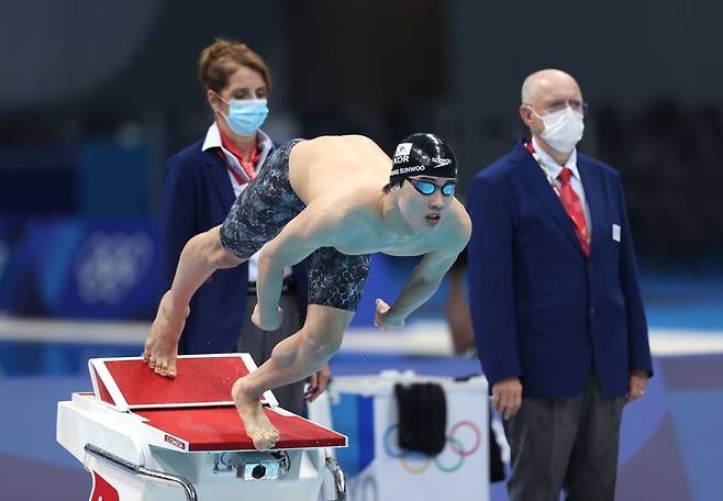 26일 일본 도쿄 아쿠아틱스 센터에서 열린 남자 자유형 200m 준결승에 출전한 한국 황선우가 출발하고 있다. /연합뉴스