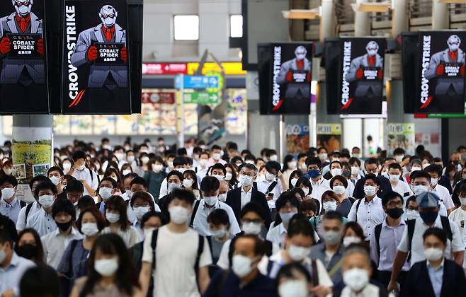 하계올림픽이 열리고 있는 일본 수도 도쿄의 시나가와역에서 28일 코로나19 예방 마스크를 쓴 시민들이 역 구내를 걸어가고 있다. /로이터 연합뉴스
