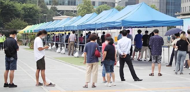 29일 서울 강남구 코엑스 앞에 마련된 코로나19 임시선별검사소를 찾은 시민들이 검사를 위해 대기하고 있다. 연합뉴스