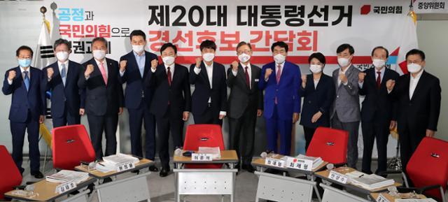 이준석(왼쪽 여섯 번째) 대표가 29일 오후 서울 여의도 중앙당사에서 열린 국민의힘 대선 경선후보 간담회에서 경선 후보들과 기념사진을 찍고 있다. 국회사진기자단