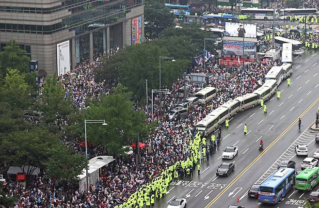 지난해 광복절 서울 종로구 동화면세점 앞에서 '문재인 정권 규탄' 집회가 열리고 있다. 서울시의 집회금지명령으로 집회 대부분이 통제됐으나, 전날 법원의 집행정지 결정으로 종로구 동화면세점 앞과 중구 을지로입구역 등 2곳에서는 개최가 가능해지면서 인파가 몰렸다. 연합뉴스