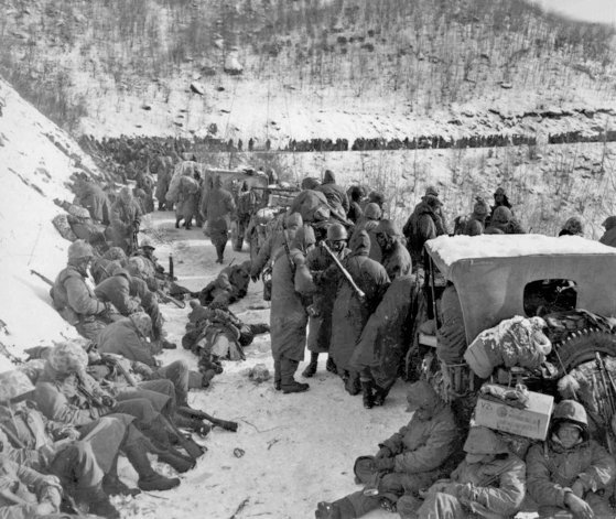 1950년 11월 미 해병대원들이 장진호 서쪽 유담리, 덕동 고개 근처에서 잠시 휴식을 취하는 모습. [사진 플래닛미디어]