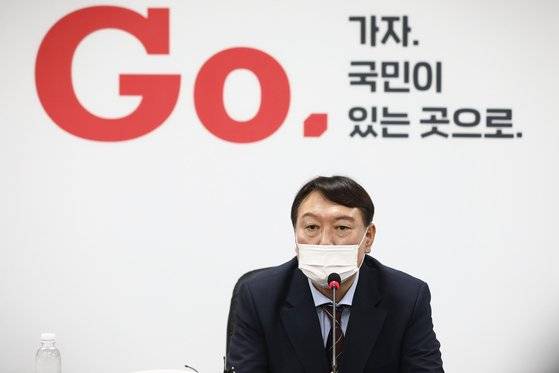 윤석열 대선 예비후보가 30일 오후 서울 여의도 국민의힘 당사에서 입당원서를 제출한 뒤 가진 기자회견에서 취재진들의 질문에 답하고 있다. 연합뉴스