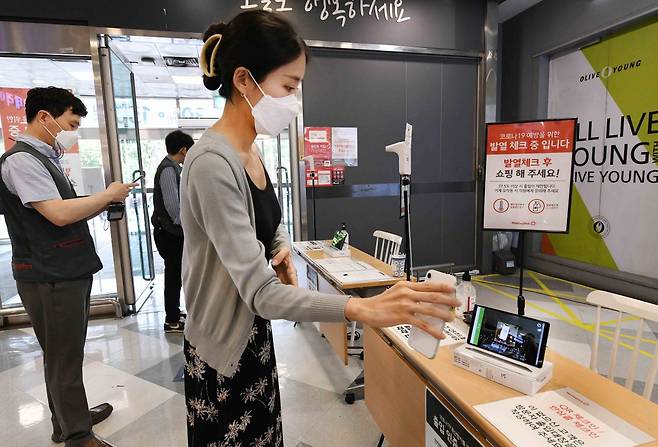 Supermarket chain Homeplus begins QR code scanning at all stores across the country Friday. (Yonhap)