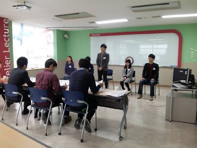 대구경북 대학연합 금융동아리 'DIS'회원들이 면접 스터디를 하고 있는 모습.(사진제공-DIS)