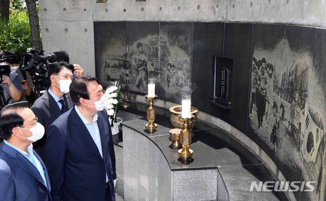 [부산=뉴시스] 하경민 기자 = 야권 대권주자인 윤석열 전 검찰총장이 27일 부산 중구 민주공원을 방문, 추모공간을 참배하고 있다. 2021.07.27. (부산사진공동취재단). photo@newsis.com