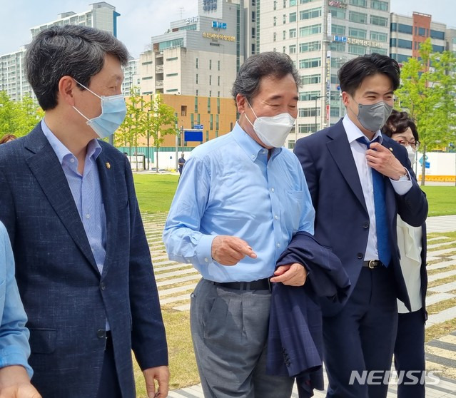 [의정부=뉴시스] 송주현 기자 = 더불어민주당 대권주자인 이낙연 전 민주당 대표가 30일 오전 경기 의정부시 경기도북부청사 평화광장에서 열린 '국가균형발전 및 경기도 분도 관련 좌담회'를 마치고 이동하고 있다. 2021.07.30 atia@newsis.com