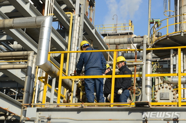 [울산=뉴시스]생산설비를 점검하는 S-OIL 울산공장 직원들. (사진=S-OIL 울산공장 제공) photo@newsis.com