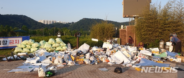 [울산=뉴시스] 박수지 기자 =30일 오전 울산 태화강 국가정원 분리수거함이 무분별하게 투기된 쓰레기로 둘러싸여 있다. 2021.05.30. parksj@newsis.com