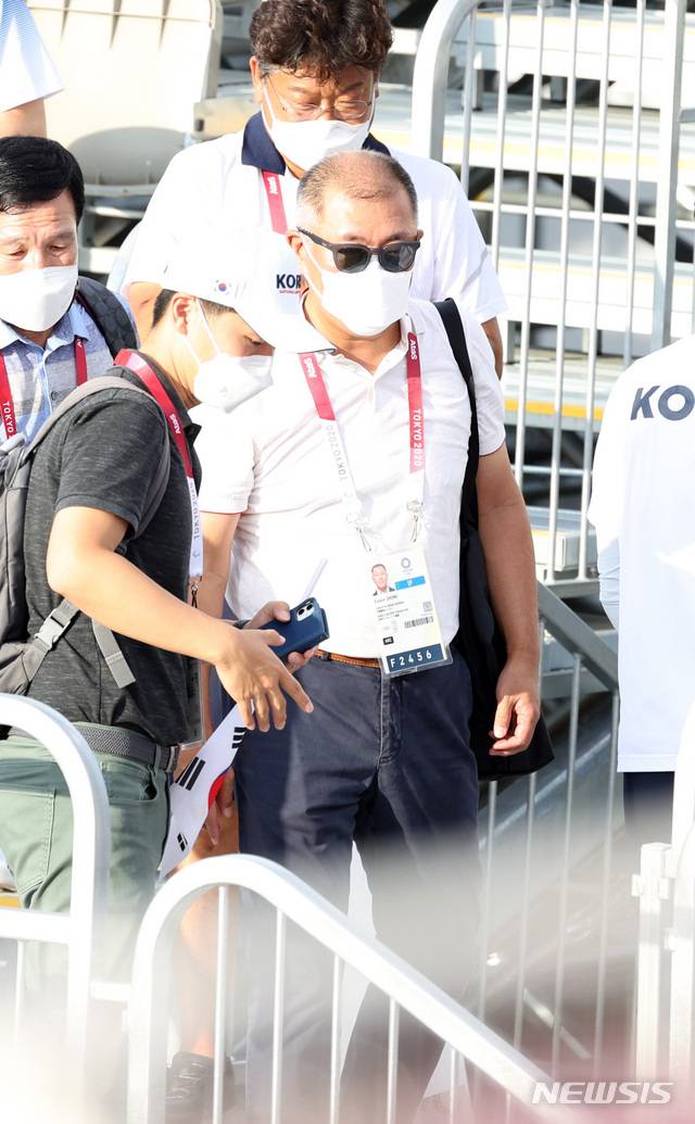 [도쿄(일본)=뉴시스] 이영환 기자 = 정의선 대한양궁협회장이 26일 오후(현지시간) 일본 도쿄 유메노시마 공원 양궁장에서 열린 도쿄올림픽 남자양궁 단체전 결승전과 시상식을 관람을 마친 후 이동하고 있다. 2021.07.26. 20hwan@newsis.com