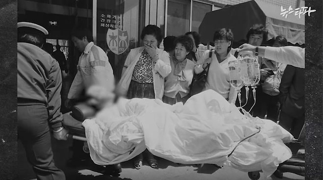 △ 분신 후 병원으로 실려가는 이재호 열사의 모습. 이재호 열사의 부모는 김성수가 열사의 유품을 들고 병원을 찾았다고 증언했다.