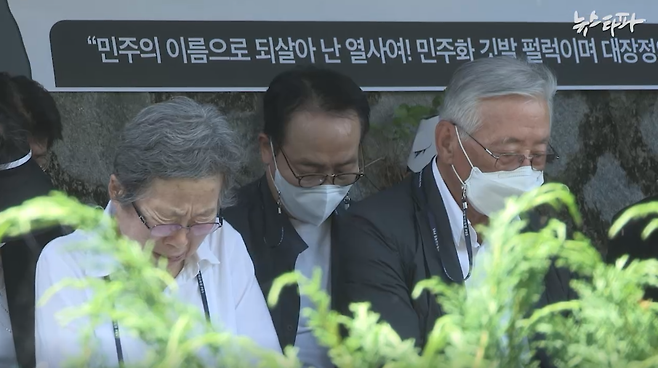 △ 김성수 35주기 추모제에 참석한 김성수의 부모. 이들 유가족에게 사과한 국가 기관은 지금까지 한 곳도 없었다.