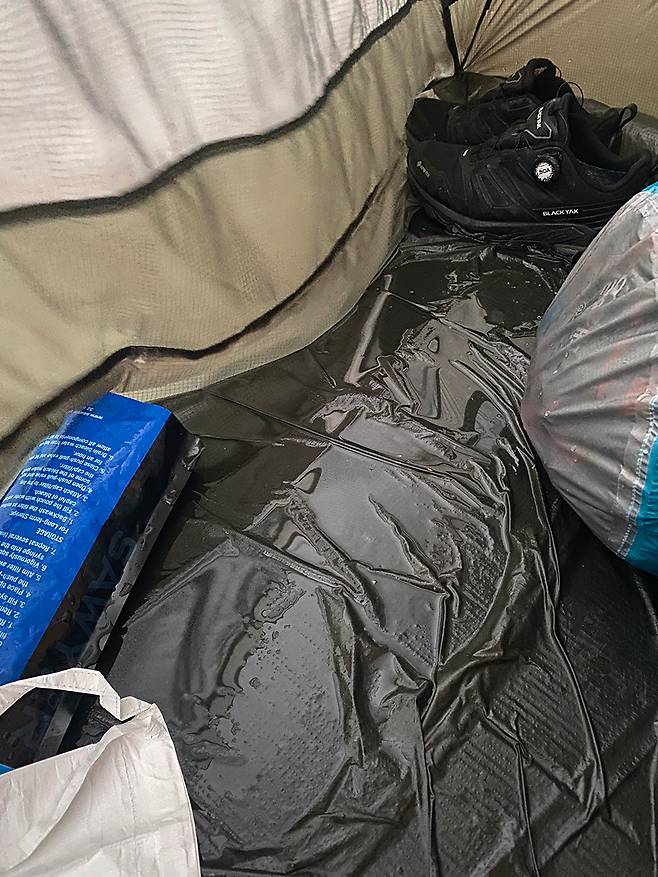 비가 들이쳐 다 젖어버린 텐트 내부