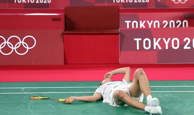 안세영이 30일 2020 도쿄올림픽 배드민턴 여자단식 8강전에서 진 뒤 아쉬움에 코트에서 일어나지 못하고 있다. 연합뉴스