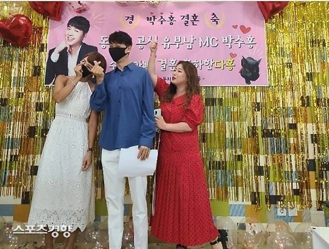 ‘동치미’ 출연진들이 새신랑이 된 박수홍을 두고 축하 행사를 열었다. 인스타그램 캡처