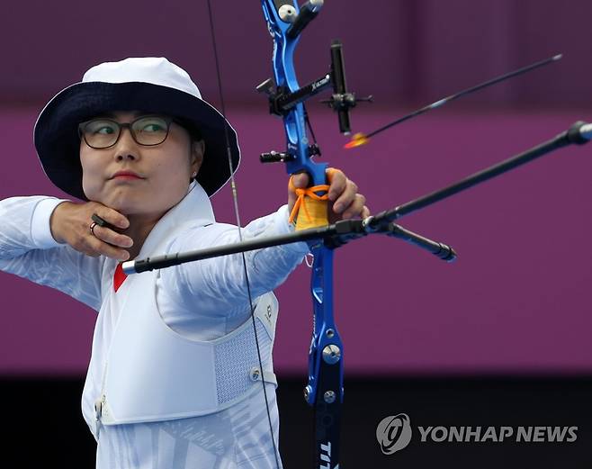 [올림픽] 활시위 당기는 하야카와 렌 (연합뉴스) 손형주 기자 = 일본 하야카와 렌(한국명 엄혜련)이 30일 일본 유메노시마 공원 양궁장에서 열린 도쿄올림픽 여자 양궁 개인전 16강 한국 안산과 대결에서 활시위를 당기고 있다. 2021.7.30    handbrother@yna.co.kr
