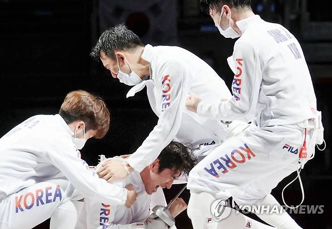 [올림픽] 동메달 포효, 그 중심에 박상영 (지바=연합뉴스) 김인철 기자 = 한국 펜싱 남자 에페 대표팀 박상영이 30일 일본 마쿠하리메세 홀에서 열린 도쿄올림픽 펜싱 남자 에페 단체 동메달 결정전에서 중국을 꺾고 동메달을 획득한 뒤 포효하며 달려 나온 팀 동료들과 기뻐하고 있다. 2021.7.30 yatoya@yna.co.kr